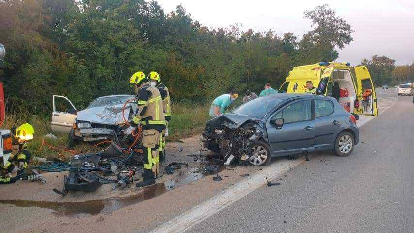 Frontalni sudar u blizini Poreča: Jedna žena smrtno je stradala