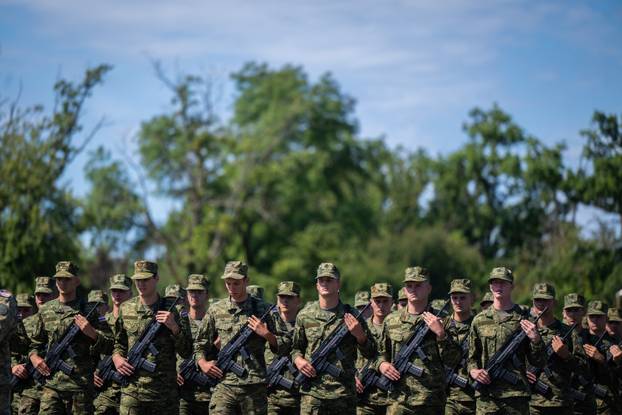 Velika Gorica: Uvježbavanje pješačkih postroja Hrvatske vojske za svečani vojni mimohod