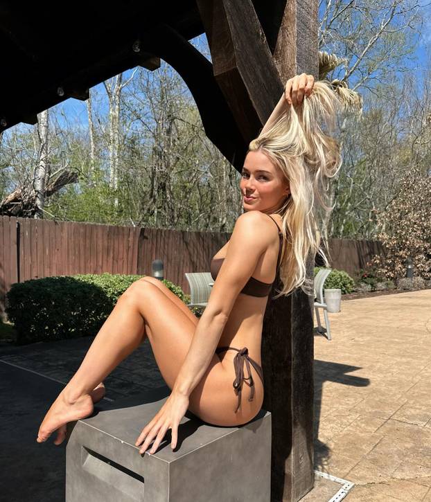 FOTO Američka gimnastičarka gola u kadi na centru igrališta! Što je pričala, manje je bitno...