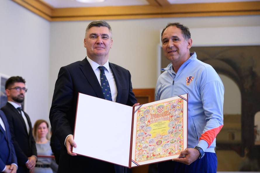 Zagreb: Predsjednik Milanović odlikovao hrvatske nogometne reprezentativce