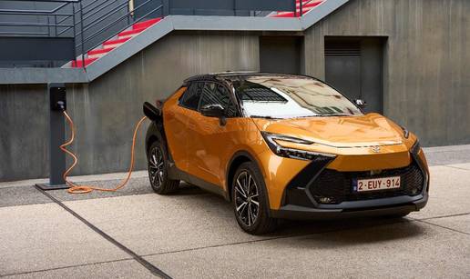 Toyota C-HR Plug-in Hybrid 220:  konceptni cestovni automobil, s dvojnim DNA kodom