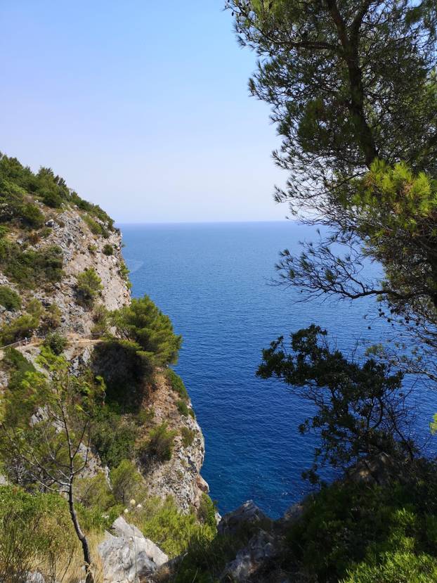 FOTO Ovako izgleda najljepša skrivena plaža u Hrvatskoj do koje je kamenje zatrpalo put