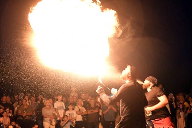 Nastup gutača vatre na Renesansnom festivalu u Koprivnici