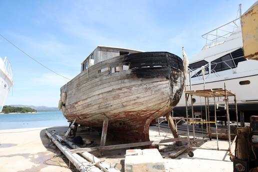 FOTO Pa je li mogu&cacute;e? Izvla&ccaron;ili novac iz Hrvatskog ronila&ccaron;kog saveza na ovom trulom brodu!