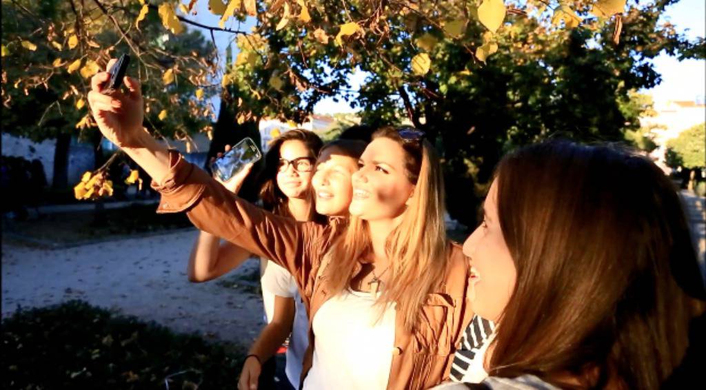Fanovi uživali u druženju i snimanju selfija s youtuberima 