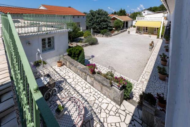 FOTO Ovaj predivan kameni dvorac s bazenom se prodaje za manje od 2 milijuna eura!