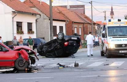 Oduzela prednost drugom vozaču i završila na krovu