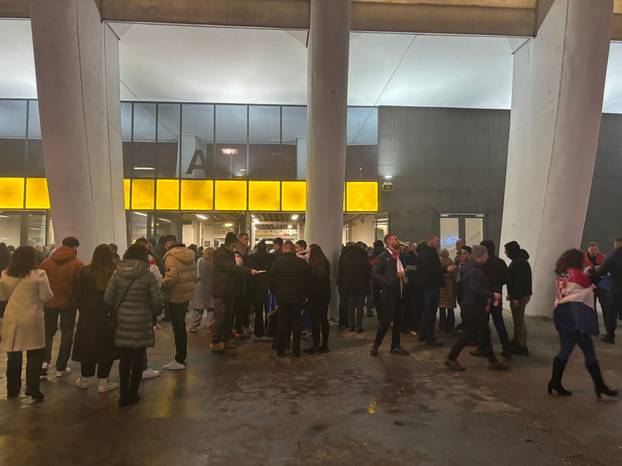 FOTO/VIDEO Stvaraju se gužve ispred Arene uoči koncerta Marka Perkovića Thompsona