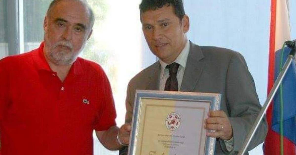 Preminuo je legendarni kapetan Postira: Zvali su ga Maradona, 1998. je pjevao ‘vatrenima’ Preminuo je legendarni kapetan Postira: Zvali su ga Maradona, 1998. je pjevao ‘vatrenima’