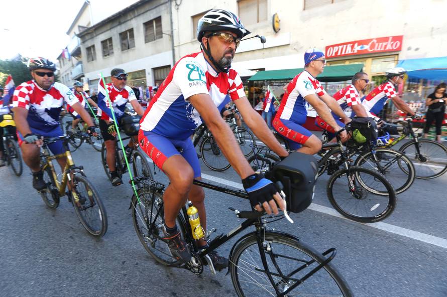 Proslava u Kninu:  Blokirali ulicu i pjevali ustaške pjesme