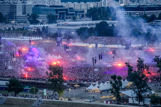 Zagreb: Pogled s Prisavlja na koncert Marka Perkovića Thompsona