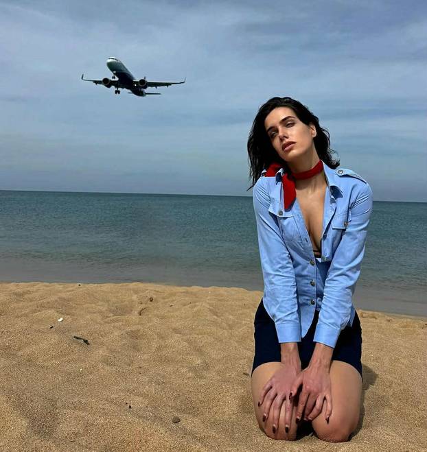 FOTO Seksi stjuardesa otkrila vruću naviku na dugim letovima