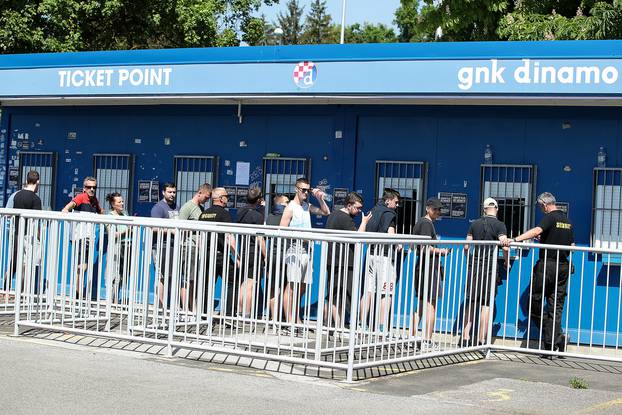 Zagreb: Navijači Dinama kupuju ulaznice za utakmicu protiv Šibenika na Šubicevcu