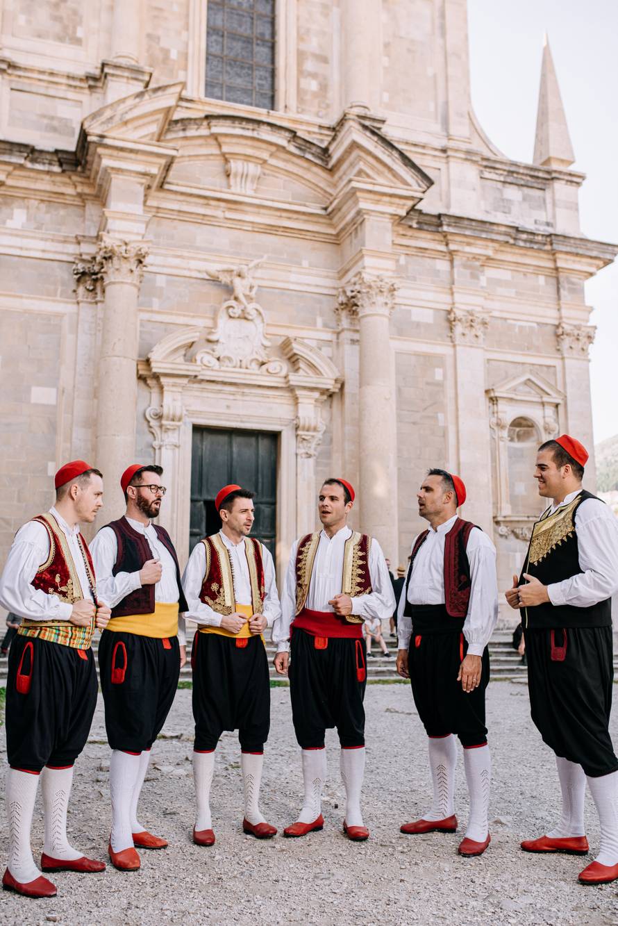 Klapa Kaše ima novi neobičan spot: Voditelj HRT-a se pojavio u strašnom ruhu, pogledajte ga