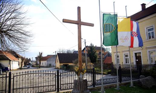 Devastirao baštinu: Župnik na stari sunčani sat montirao križ