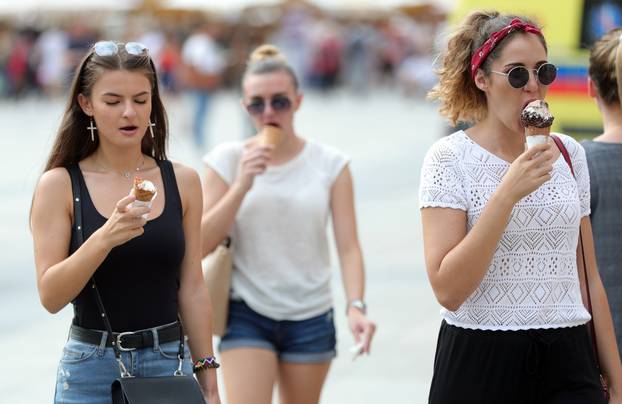 Zagreb: Djevojke uÅ¾ivaju u sladoledu dok Å¡eÄu centrom grada