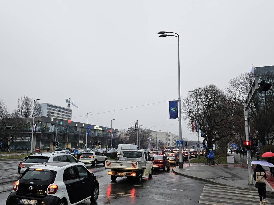 FOTO Pukla vodovodna cijev na raskrižju u Zagrebu: Evo tko je bez vode i kako voze tramvaji