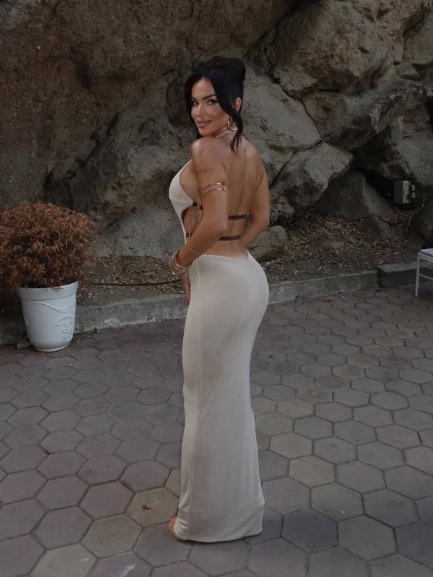 FOTO Voli pozirati u tangicama i naglašavati obline: Popularna 'Džehvy' uskoro stiže u Zagreb