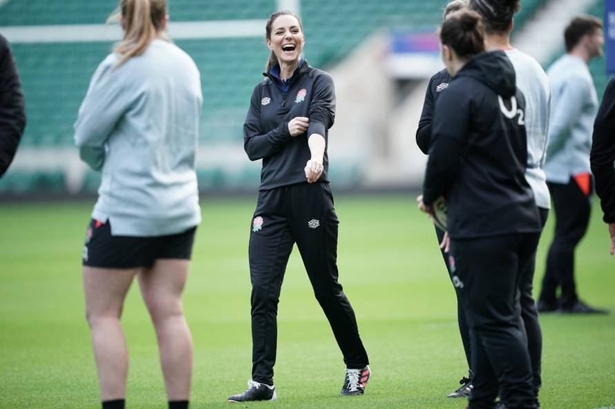 Kate Middleton zaigrala ragbi pa na trenutak završila u zraku