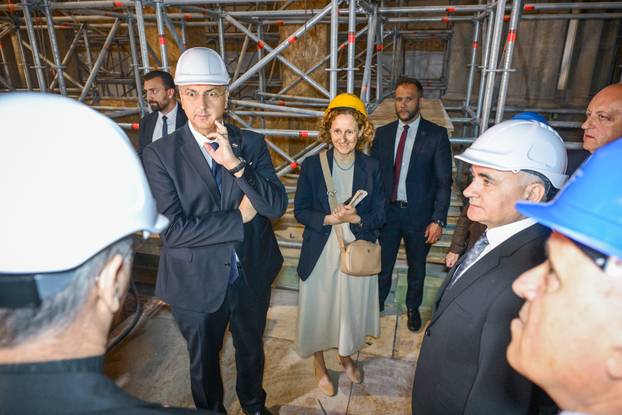 Zagreb: Premijer Plenković se sastao sa zagrebačkim nadbiskupom Draženom Kutlešom i obišao katedralu