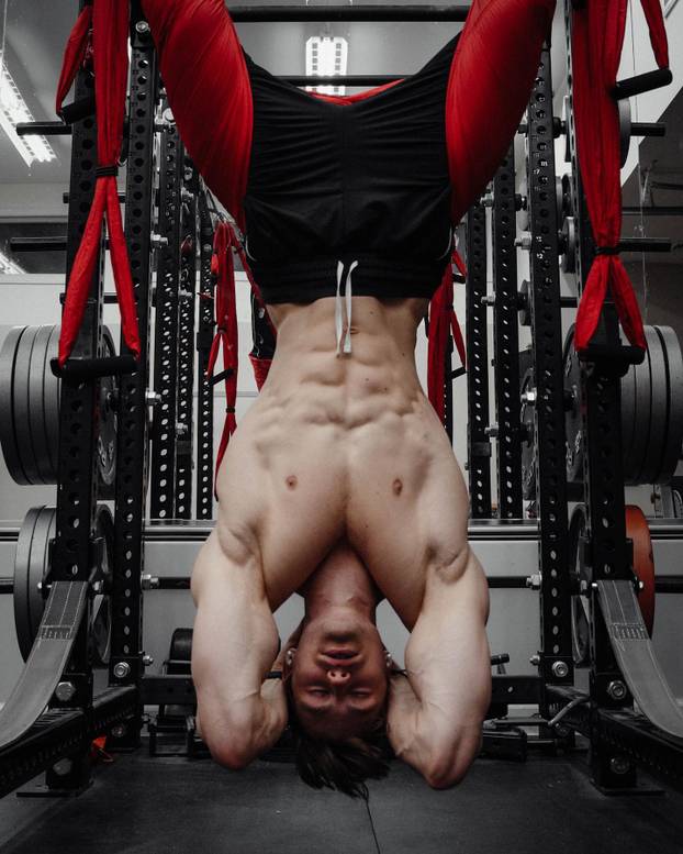 Od mršavog klinca do fitness modela i pozicije  kreativnog direktora Gymsharka