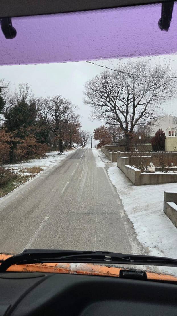 FOTO Snijeg pao i u Splitu! Bijeli se i autocesta u okolici grada: Pogledajte prizore iz Dalmacije