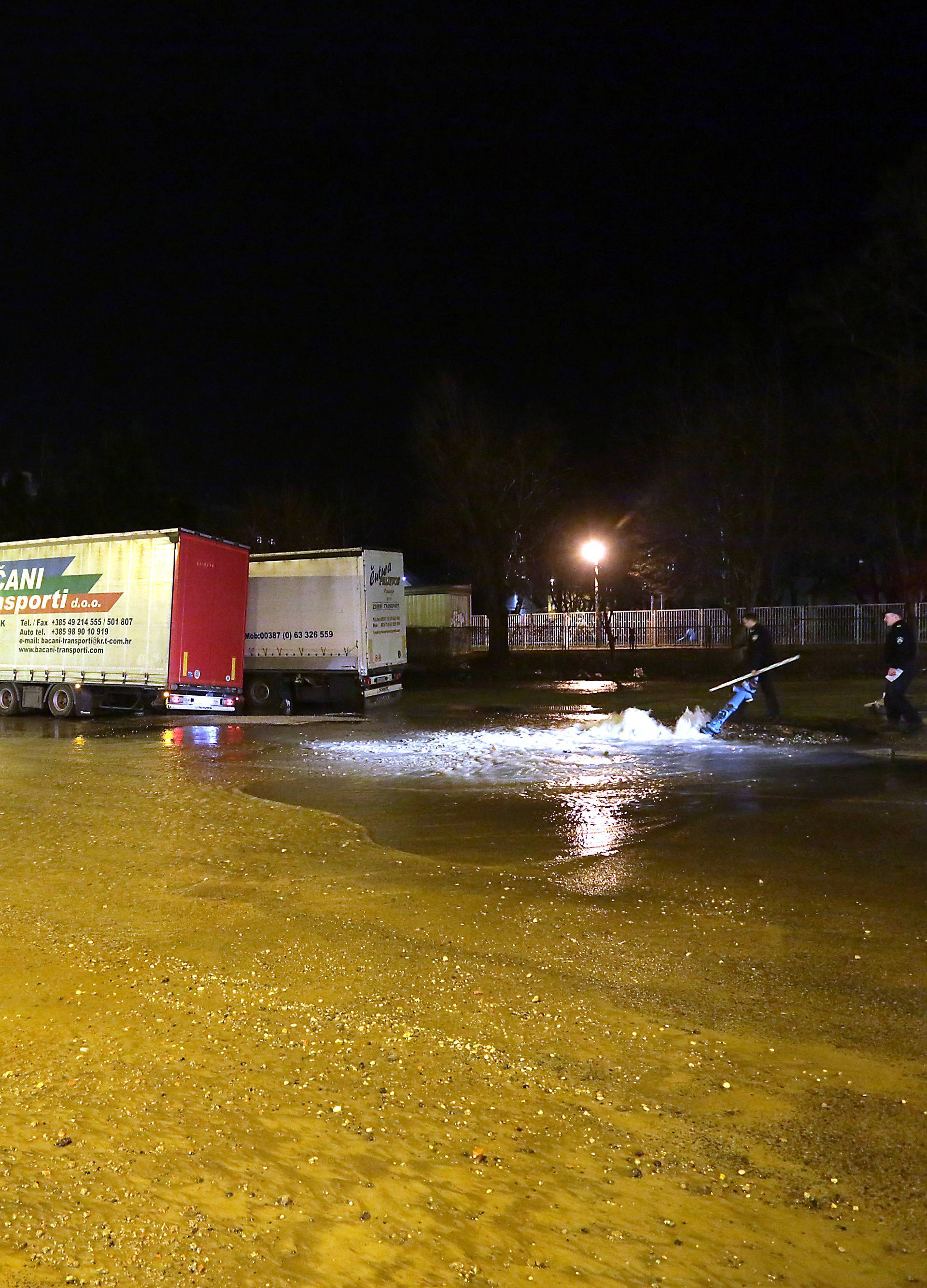 Kamion se zabio u hidrant kod Arene: Borili se s bujicom vode