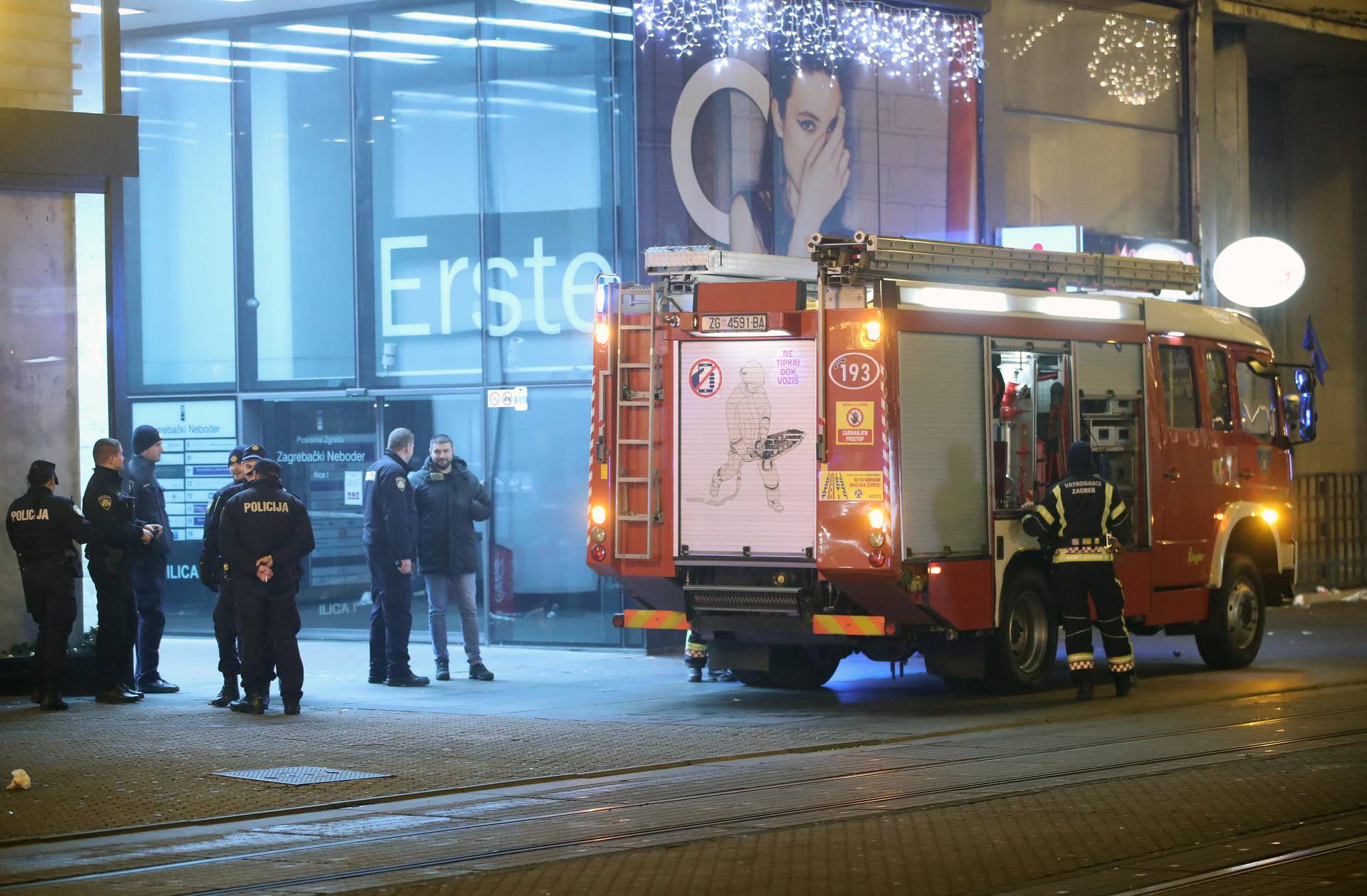 Zagreb: Vatrogasci u novogodišnjoj noći gasili požar na krovu nebodera