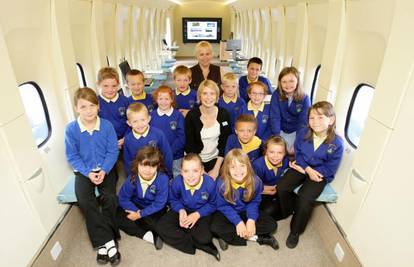 Učenici osnovne škole avion pretvorili u učionicu