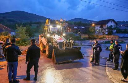 U nevremenu u Srbiji poginula žena, na automobil palo stablo