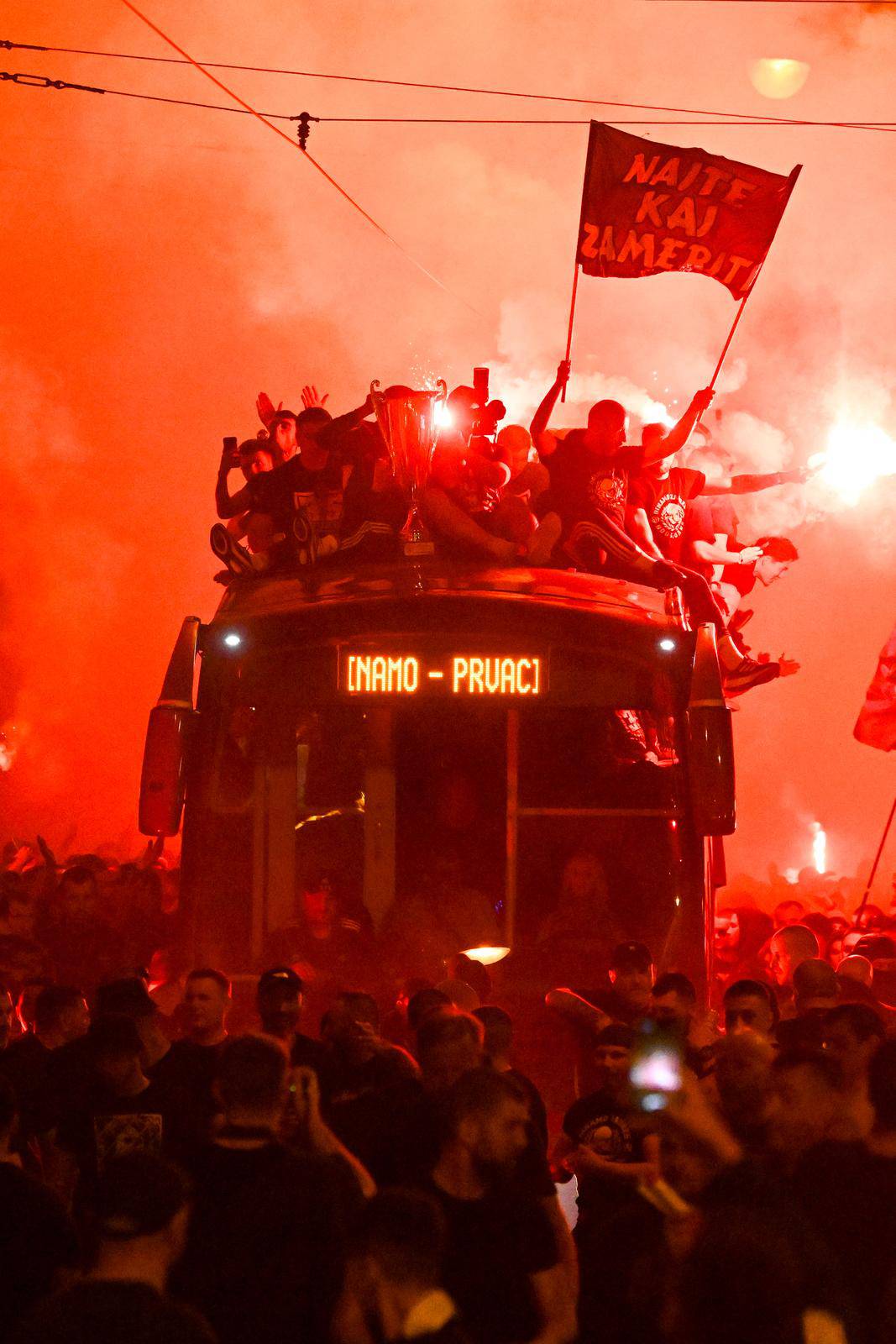 Nogometaši Dinama u otvorenom autobusu idu prema Trgu na proslavu naslova prvaka