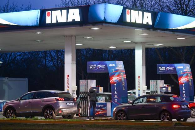 Zagreb: Gužve na benzinskim postajama zbog sutrašnjeg poskupljenja goriva