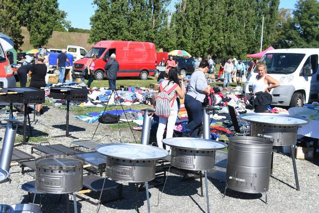 Koprivnica: Velika gužva na buvljaku koji je privukao pažnji brojnih prodavača i još više kupaca