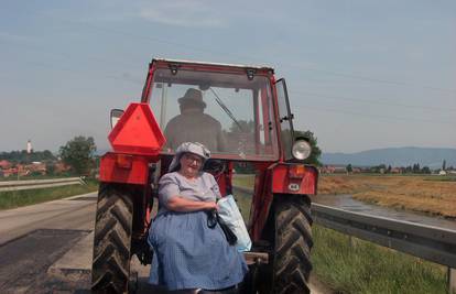 Šokica ima puno povjerenje u Baju dok ju vozi na traktoru