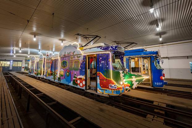 Osijek: Božićni duh u posebno uređenom tramvaju koji će prevoziti putnike u vožnji gradom pored Drave