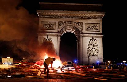 Veliki prosvjedi: Francuska odustala od poreza na gorivo