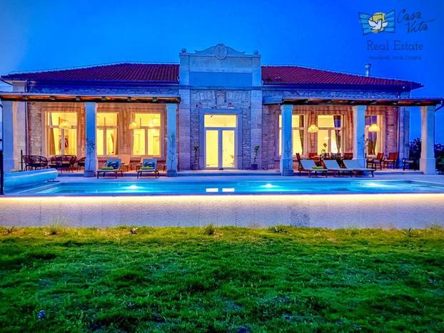 FOTO Počeli graditi grčki hram pa se predomislili? Neobična vila kod Poreča osvaja izgledom