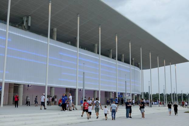 Osijek: Navijači dolaze na prvu utakmicu Osijeka na novom stadion