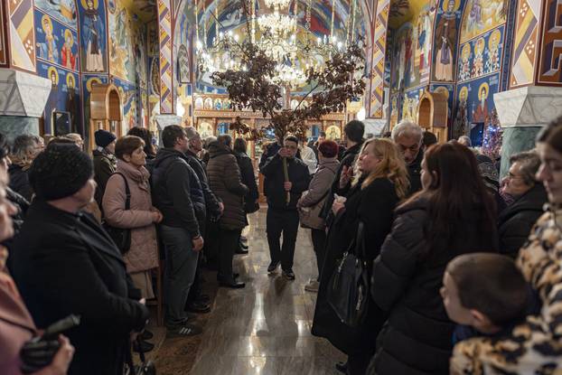 Osijek: U crkvi Uspenja Presvete Bogorodice održano bogoslužje te tradicionalno paljenje badnjaka ispred crkve 