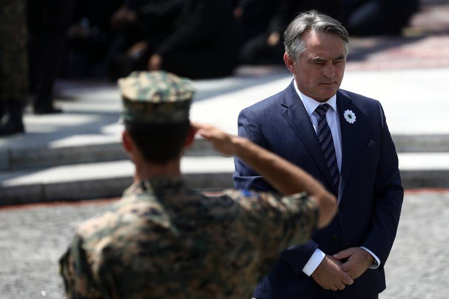 Brojne delegacije položile cvijeće u znak sjećanja na ubijene u genocidu u Srebrenici