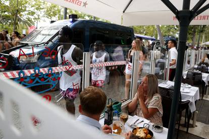 FOTO Bizarne scene u Barceloni: Turisti piju kavu, prosvjednici ih špricaju. Sve je puno policije...