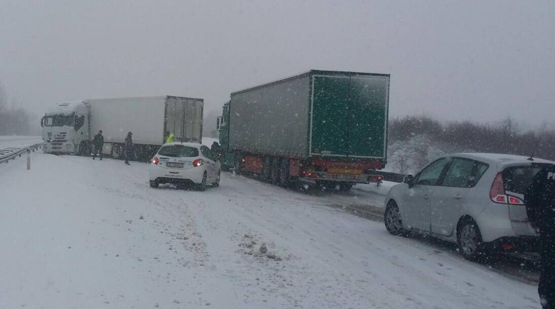 HGSS nepokretnom muškarcu kod Gračaca donio hranu i drva