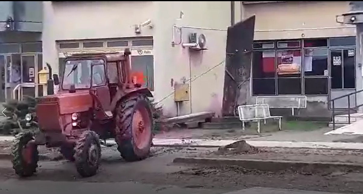 VIDEO Traktorom kod Vukovara srušili su partizanski spomenik