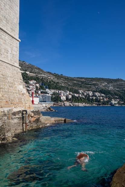 FOTO Sunčano vrijeme je u Dubrovniku izmamilo građane van, a najhrabriji se i kupaju