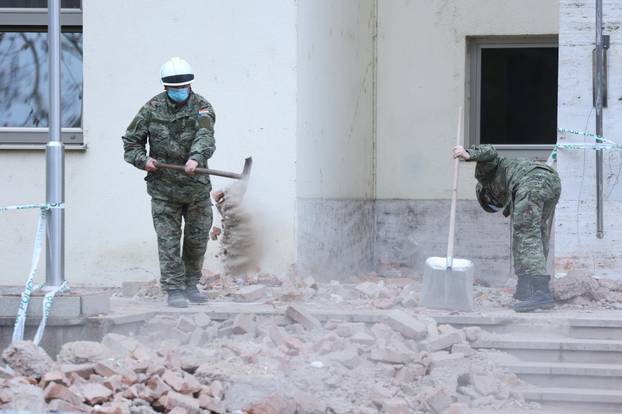 Zagreb: Vojnici ciste cigle koje su popadale uslijed potresa