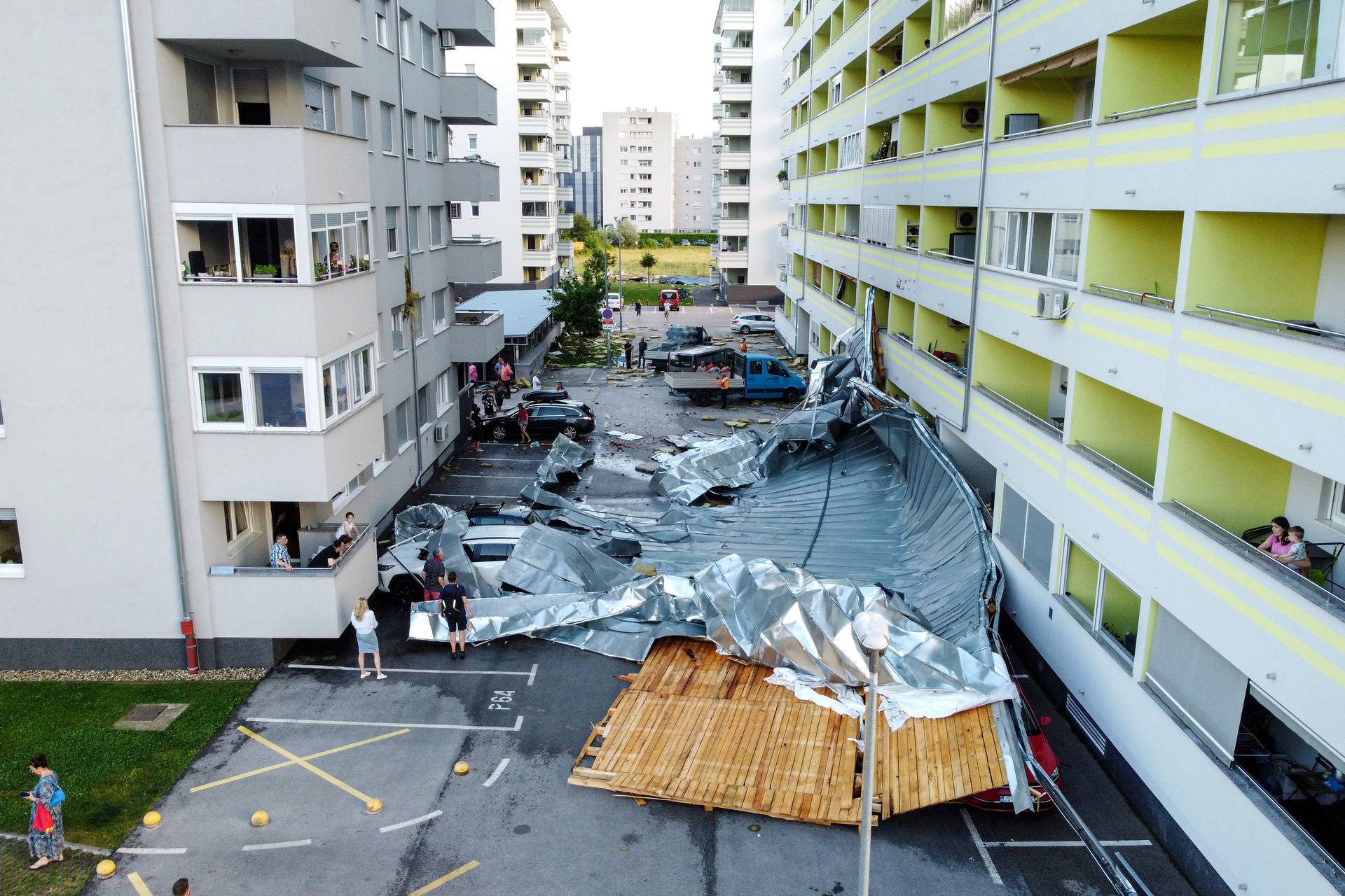 POGLED IZ ZRAKA - U olujnom nevremenu u naselju Špansko krov sa zgrade pao je na automobile