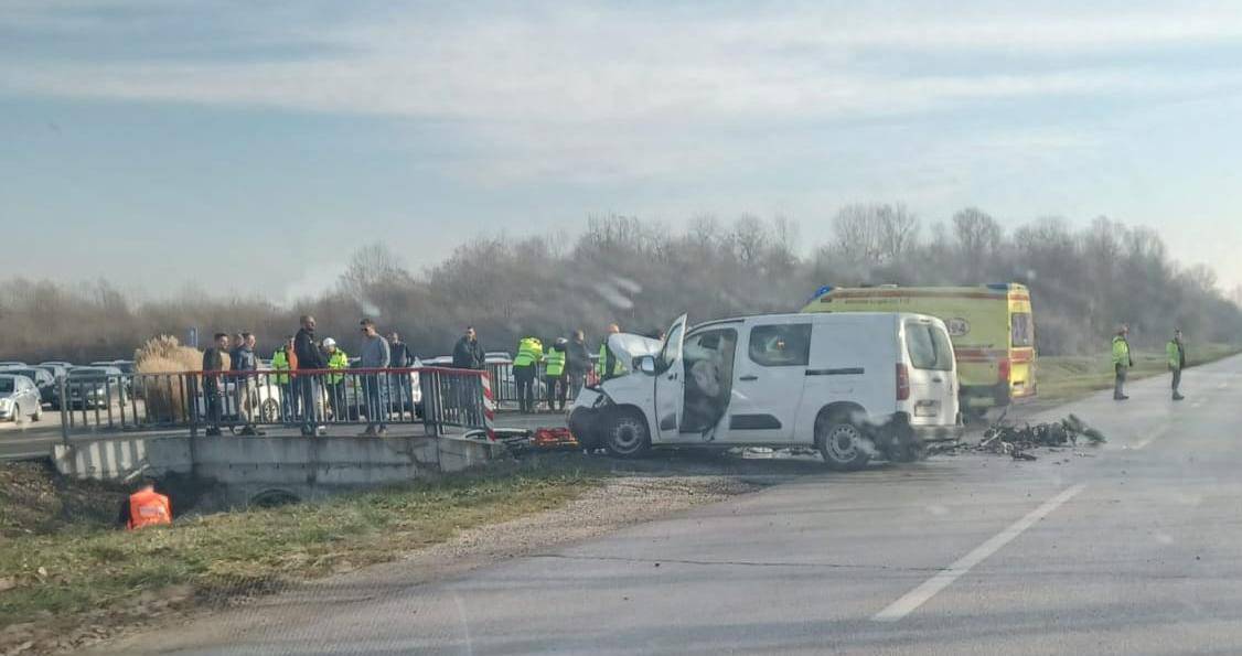 Prve slike s mjesta strave kod Rugvice! Policija: 'Dvoje mrtvih u sudaru kombija i motocikla'