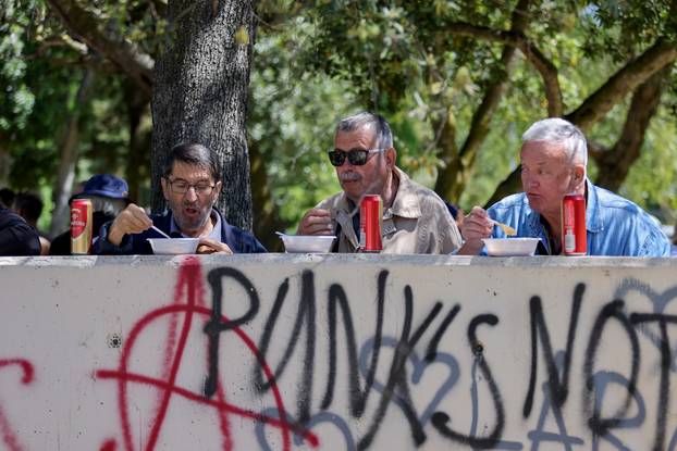 Zadar: Zadarski SDP tradicionalno obilježio Međunarodni praznik rada uz podjelu graha i pića te druženje i glazbu