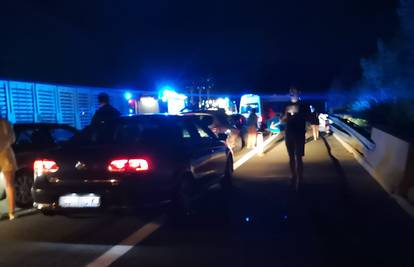 Prekinut promet na autocesti A6 zbog teške nesreće kod Delnica