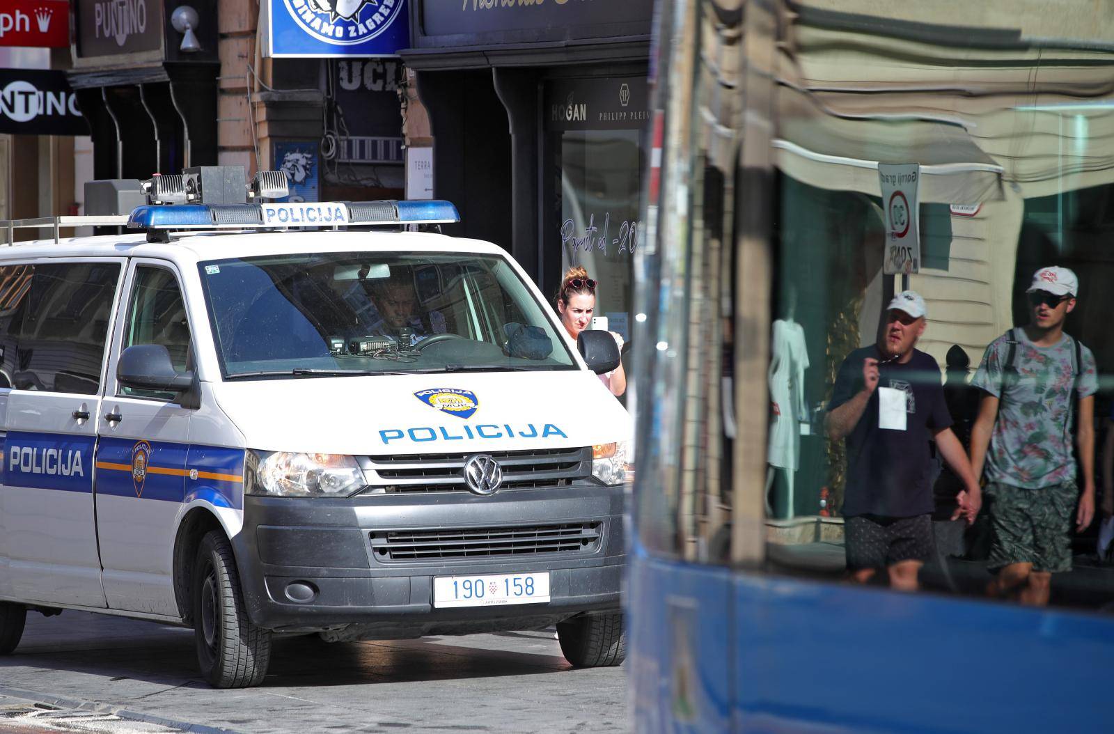 Zagreb: Jedna osoba ozlijeđena nakon što se automobil zaletio u zid trgovine